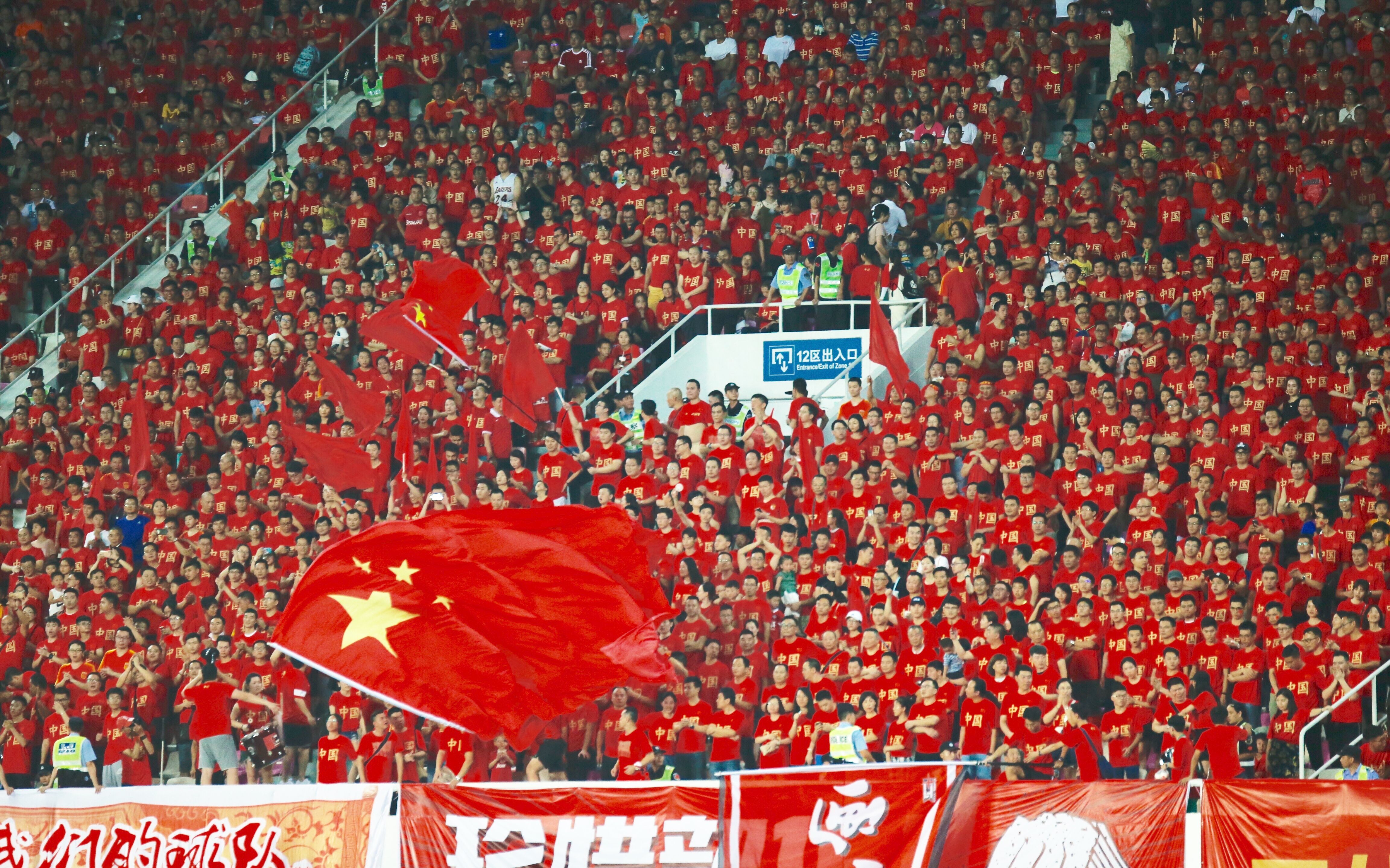 韩国队凭借精湛技术在足球场上取得胜利的简单介绍